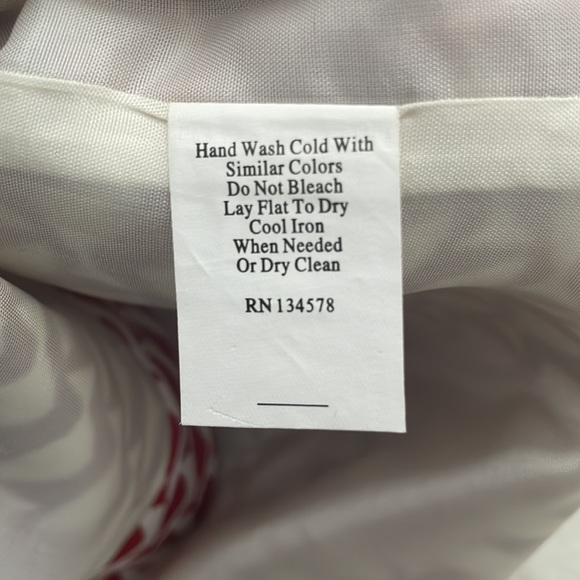 Vineyard Vines size 12 red fish skirt - Picture 3 of 3